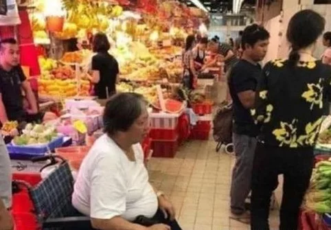 67歲洪金寶坐輪椅，68歲肥貓暴瘦，72歲的他依舊風度翩翩