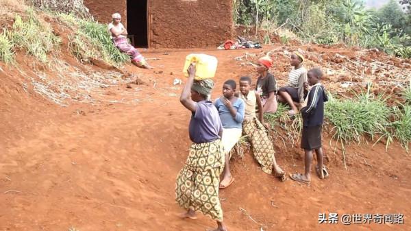 非洲腦癱夫妻結婚27年,每天嘴對嘴餵飯給丈夫,愛情和金錢無關 非洲腦癱夫妻結婚27年,每天嘴對嘴餵飯給丈夫,愛情和金錢無關