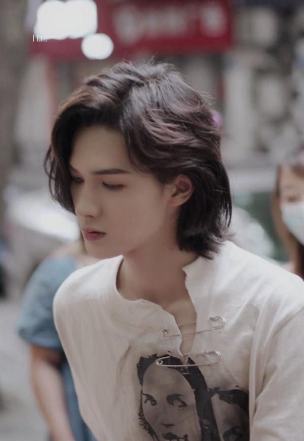 朱正廷《冰球少年》路透曝光,中長髮造型絕了!路人看了想轉粉 朱正廷《冰球少年》路透曝光,中長髮造型絕了!路人看了想轉粉