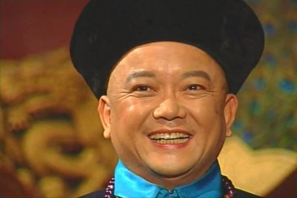 彎腰駝背嚇退三料影帝，王剛出國為躲邀約，鐵三角散夥狂演和珅