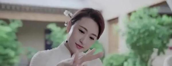 央視主持張蕾七夕打扮美翻天，穿旗袍戴髮簪，精緻似弄堂裡的貴婦