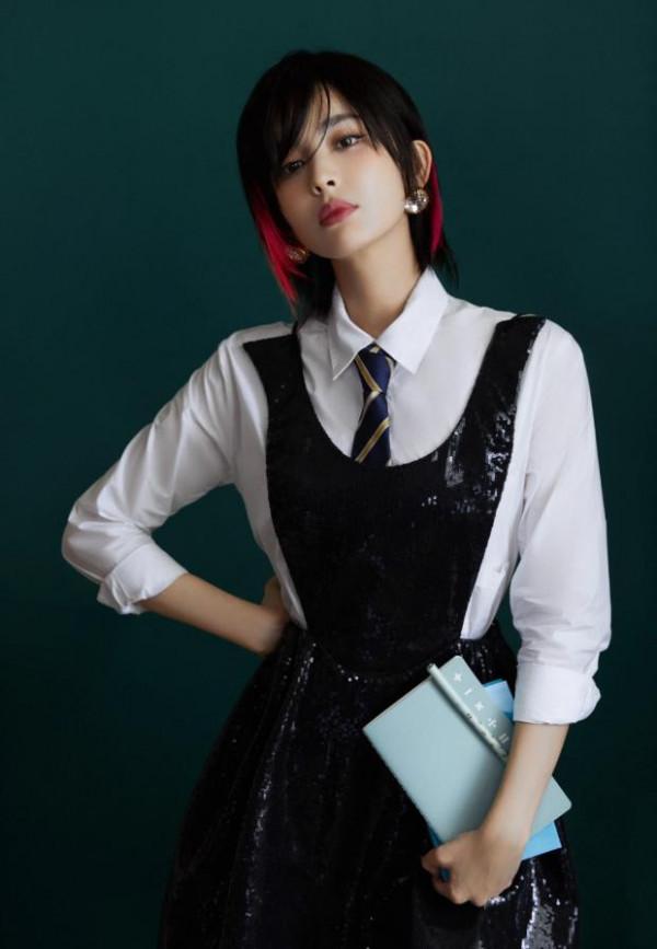 娜扎化身甜酷女孩，白襯衣搭個性領帶，粉色挑染短髮酷颯有型