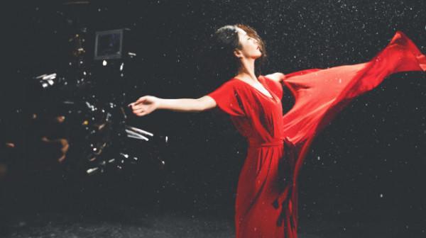 佟麗婭離婚後驚豔綻放！穿中國紅裙出演MV比趙麗穎美，跳舞好唯美