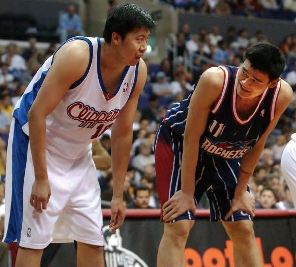 實力不輸姚明，技術碾壓阿聯，為何王治郅只是NBA的一個過客？