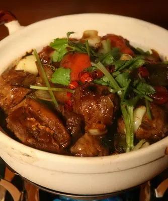 黃燜雞塊傳統魯菜口味鮮，入口爛