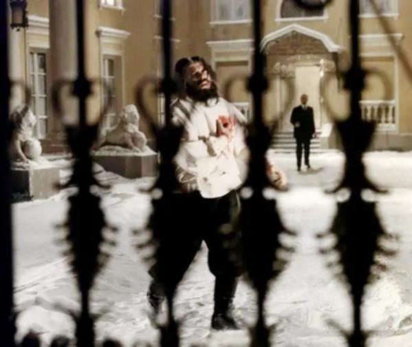 不死妖僧吃8塊劇毒蛋糕，讓親王為其獻唱，閉眼後抬頭：換個調子