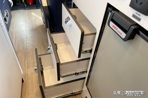 顏值到位動力強，更配保姆床和航空座椅，實拍福特野獸多用途房車