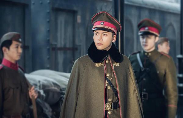 同樣是演軍人，肖戰張譯氣場強，黃景瑜像小混混，差別在於體態？