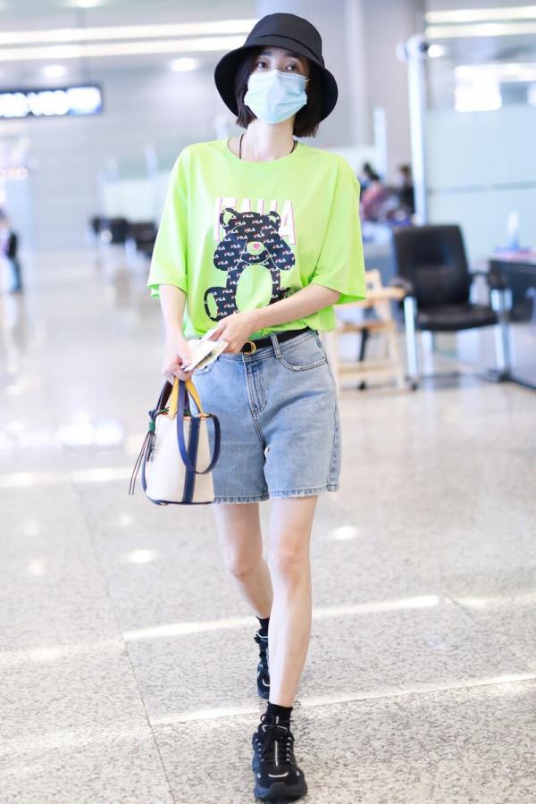 王麗坤不愧是舞蹈專業的,穿針織衫+短褲也很高階,線條感真優美 王麗坤不愧是舞蹈專業的,穿針織衫+短褲也很高階,線條感真優美