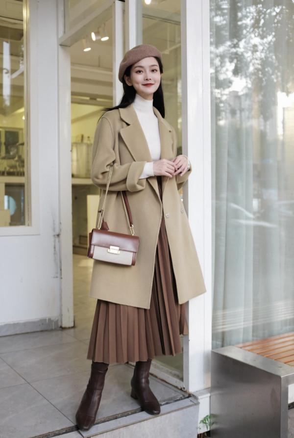 “大衣+百褶裙”太美了！減齡優雅提氣質，適合四五十歲的女人穿