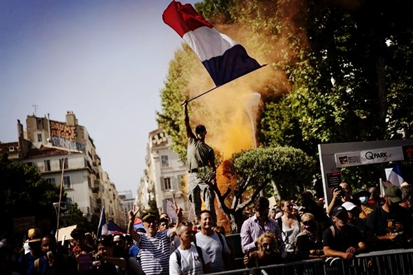 西方多國爆發大規模抗議示威，反對新冠防疫措施，罪魁禍首是美國