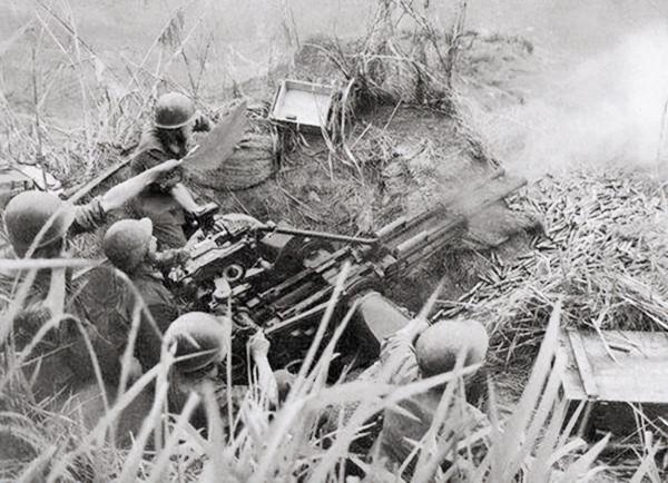 英雄梁嶺在老山戰役中犧牲後，戰友在他身上發現一首華麗的遺詩