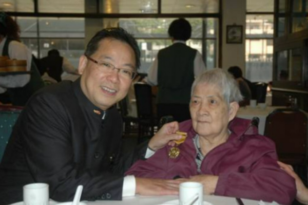 “愛國歌手”張明敏：28歲爆紅後被打壓，賣掉車房義演