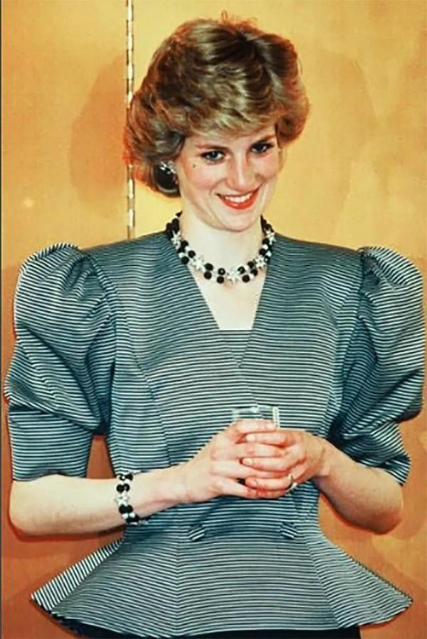 戴安娜身高178釐米，35年前訪問日本一枝獨秀，寶藍色禮服最出彩