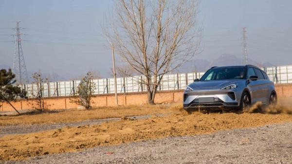 極狐阿爾法T對比Model Y，兩雄爭霸，誰才是冬季脫困翹楚？