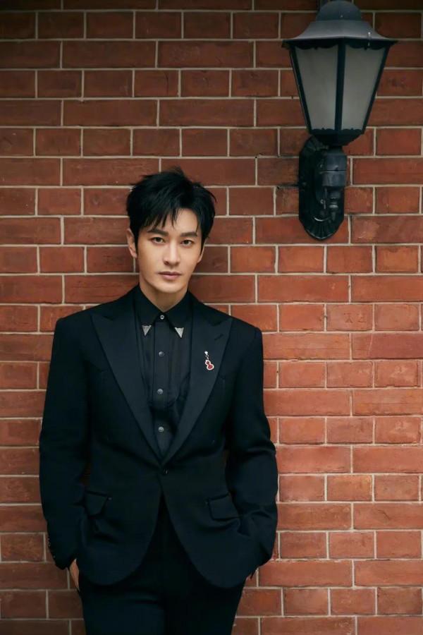 黃曉明庭院氛圍大片，身穿西裝革履，展現出紳士風度