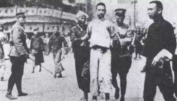 1956年，胡耀邦當選為中央委員，給毛主席寫信：我的心裡無限痛苦