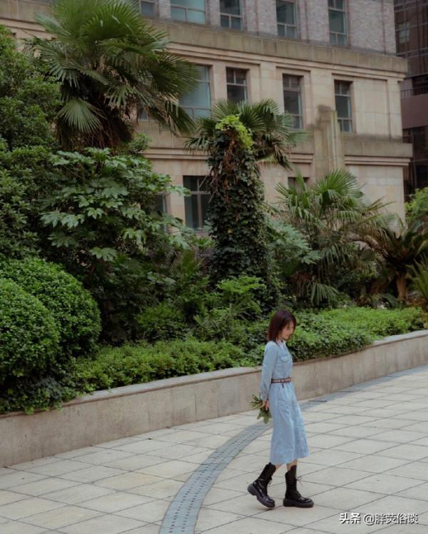 楊紫走簡約風化身都市麗人可愛又大氣