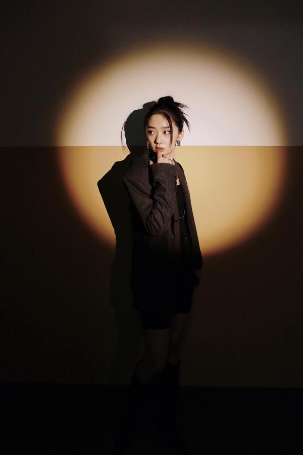 青年演員王影璐氛圍感大片，小西裝搭配短裙氣質獨特