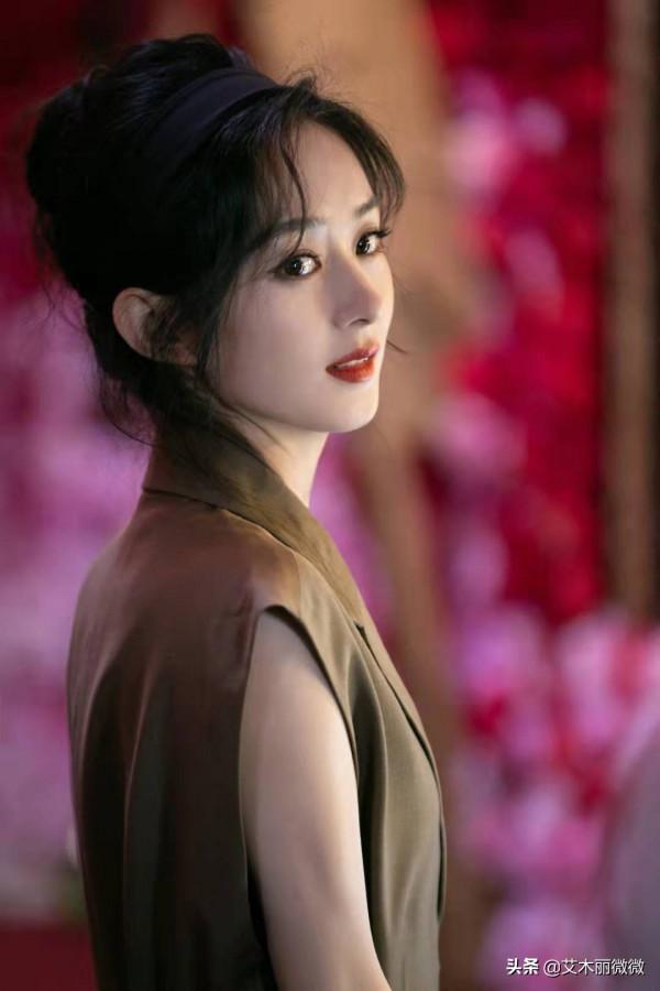 真清純還是“裝”清純？趙麗穎穿襯衫百褶裙扮學生妹，少女感滿滿