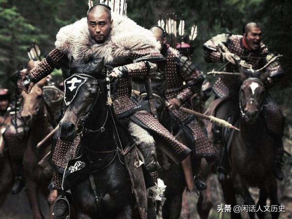 殘水滸：忠義堂上關勝一刀砍死段景住，魯智深、武松鼓掌：殺得好