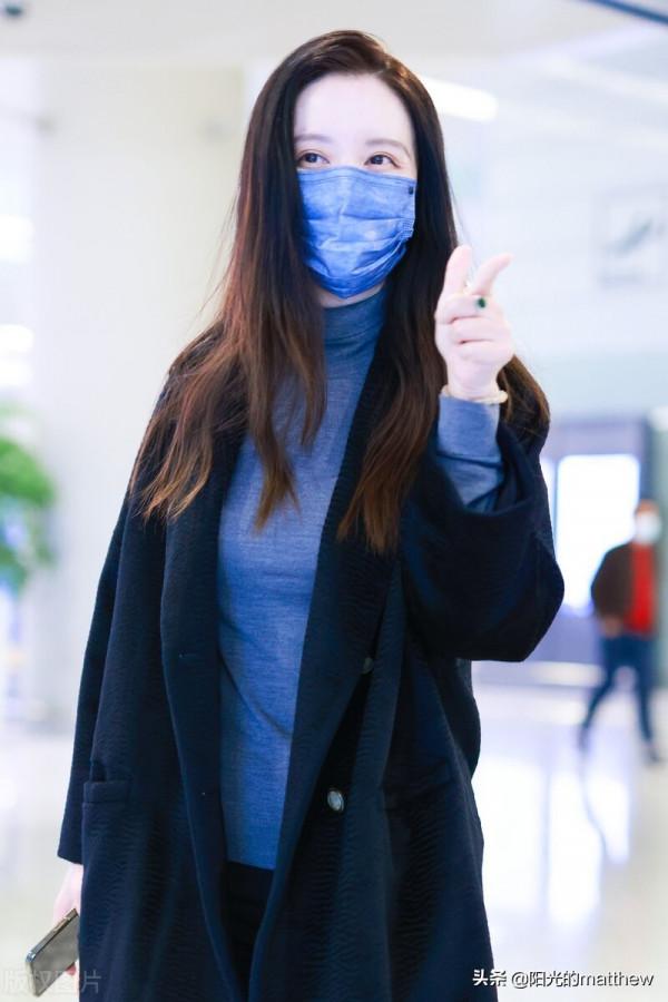 街拍:張萌黑色外套藍色毛衣冬日裡的清爽對鏡頭搞怪鬼馬可愛 街拍:張萌黑色外套藍色毛衣冬日裡的清爽對鏡頭搞怪鬼馬可愛