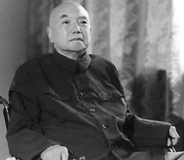 開國上將蕭克的孫子上學時，老師悄悄詢問：你家裡是不是很困難？