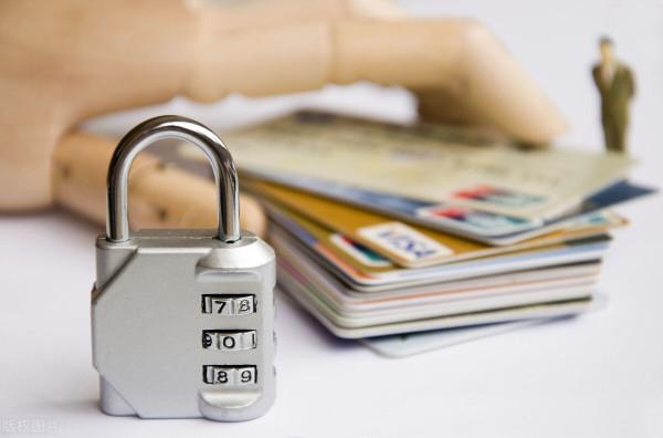 銀行客戶那麼多，他們會監控每個客戶的現金流水嗎？