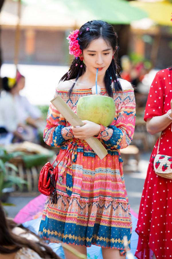 謝娜是真的會“裝嫩”，藍色印花裙搭配花朵耳環，一點不像39歲