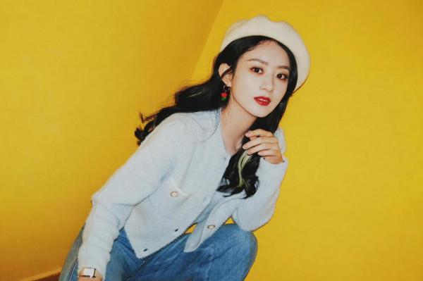 +7在塗口紅的時候趙麗穎一動不動的看著