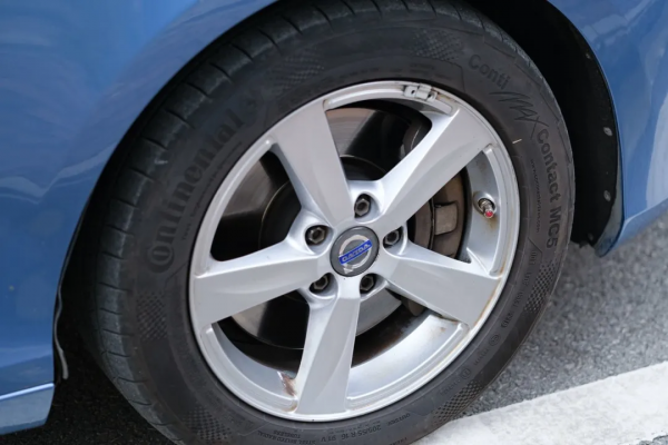 二手沃爾沃 V40：十萬級的品質代步車，安全又省心