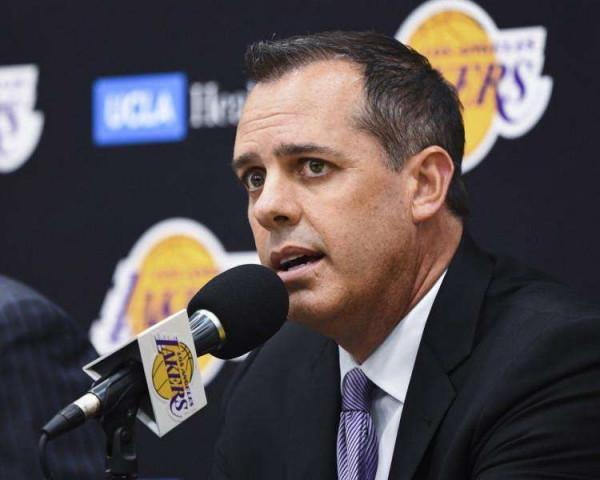 18中10！砍30&plus;15！湖人想要的超巨回來了，詹姆斯可以安心養傷了