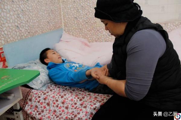 丈夫離婚，單親媽媽獨自攜子求醫，最難時5斤米母子倆吃了一個月