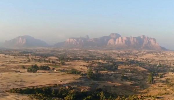 母親揹著40天的嬰兒，徒手攀爬400米垂直懸崖，只為得到上帝庇佑