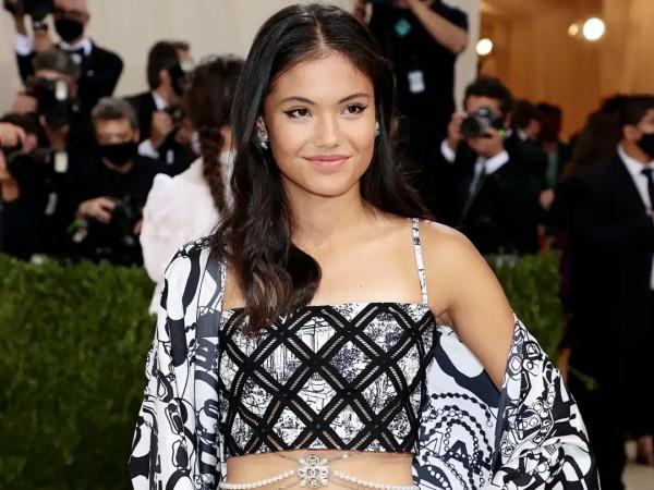 時尚圈和英王室寵愛的18歲華裔女孩，東北話說得好溜