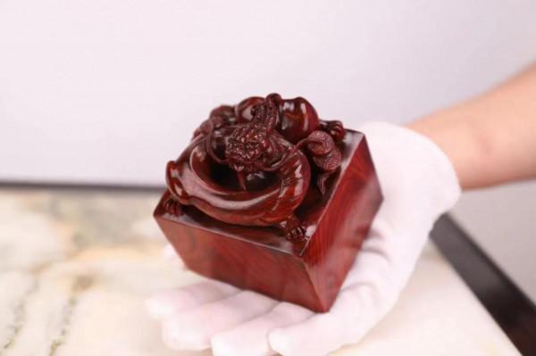 這難道就是翻天印？好漂亮的紫檀印章《盤龍》