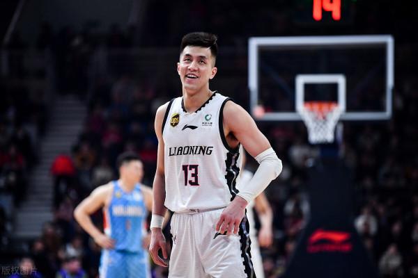 交學費了!新疆男籃菜鳥11分鐘6犯,遼寧雙子星輪流給他上課 交學費了!新疆男籃菜鳥11分鐘6犯,遼寧雙子星輪流給他上課