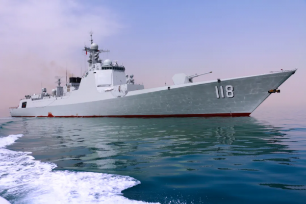 驅逐艦勝過巡洋艦，052D驅逐艦與瓦良格巡洋艦軍演，對比反差明顯