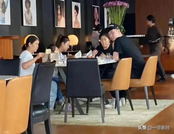 娛樂圈最新爆料,眾多頂流在內,秀場旁若無人秀恩愛,吃瓜來了 娛樂圈最新爆料,眾多頂流在內,秀場旁若無人秀恩愛,吃瓜來了