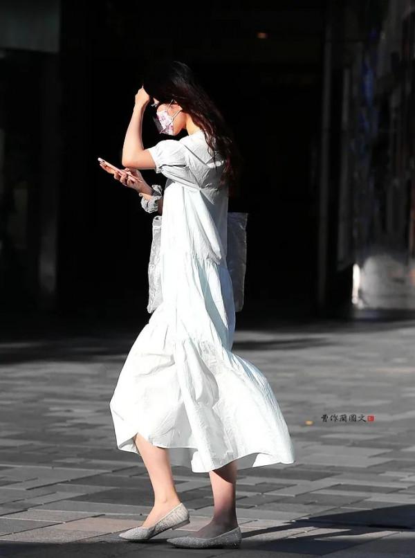 掩飾不住美麗的輕熟風格，女生淺口平底鞋時尚穿搭