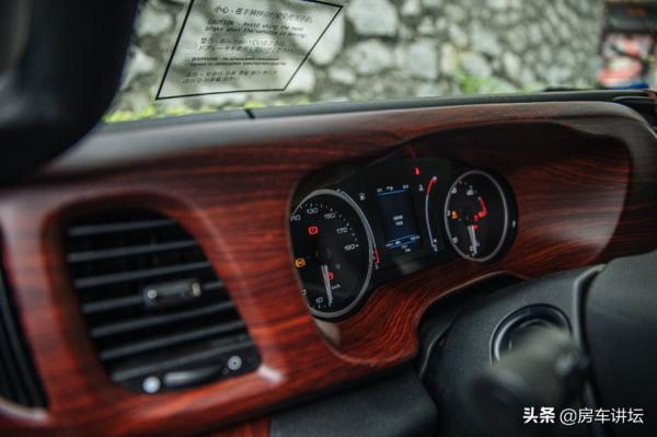 228&period;8w碳纖維交期長&quest;選141&period;8w的玻璃鋼&comma;除車身以外所有配置都一樣