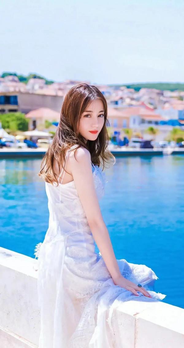 迪麗熱巴禮服造型溫柔知性