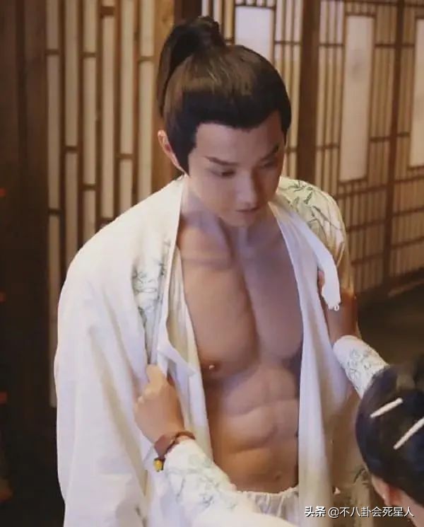 57歲黎耀祥為新劇減重18斤練出腹肌,內地演員卻靠假肌肉變型男 57歲黎耀祥為新劇減重18斤練出腹肌,內地演員卻靠假肌肉變型男