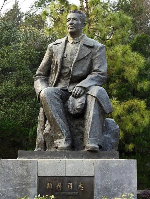 1954年曾志與丈夫陶鑄及女兒陶斯亮《一封終於發出的信》