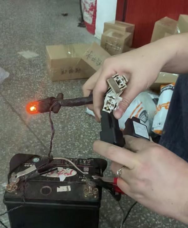 奇駿轉向燈閃爍過快怎麼解決？