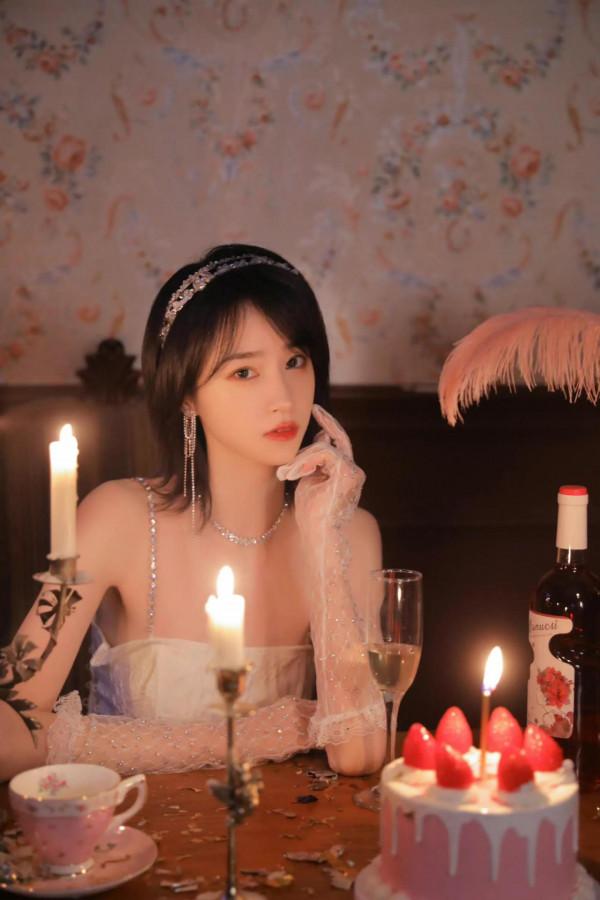 SNH48-蔣芸嗮慶生照，膚色均勻，氣質清新淡雅