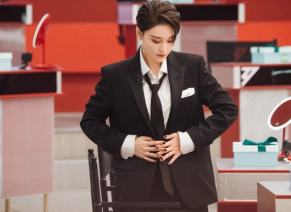 熱巴吐舌、萬茜嘟嘴、倪妮撩頭髮，女星油膩起來就沒男星什麼事了