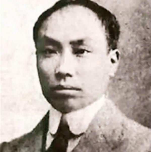 偽軍師長飯後肚子疼，去廁所偷偷寫下情報，挽救了未來的大將