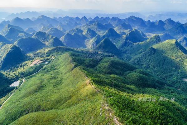 閒登廣東莫六公頂，在絕美山脊線俯瞰千座秀麗喀斯特峰叢