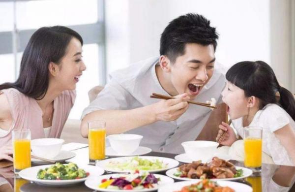 7歲娃愛吃肉，很少吃青菜，從不積食便秘，醫生：2件事或許有幫助